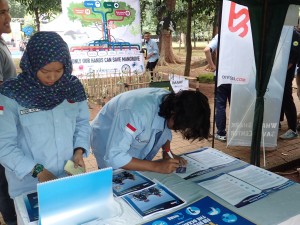 Visitor reading the 10 tips for divers at our booth