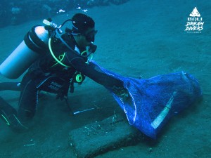 Local guide, Dex, filled up his mesh bag with marine debris to the brim!