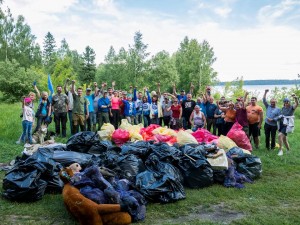 Групповое фото на фоне собранного мусора