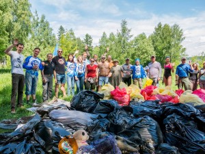 Групповое фото на фоне собранного мусора