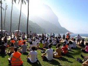 Yoga class to warm up / photo: Caio Salles