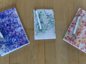 Notitieboekjes van oude cd hoesjes