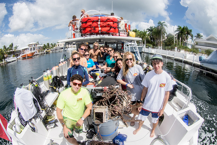 image of NOAA and Project AWARE team on a Rainbow REEF boat