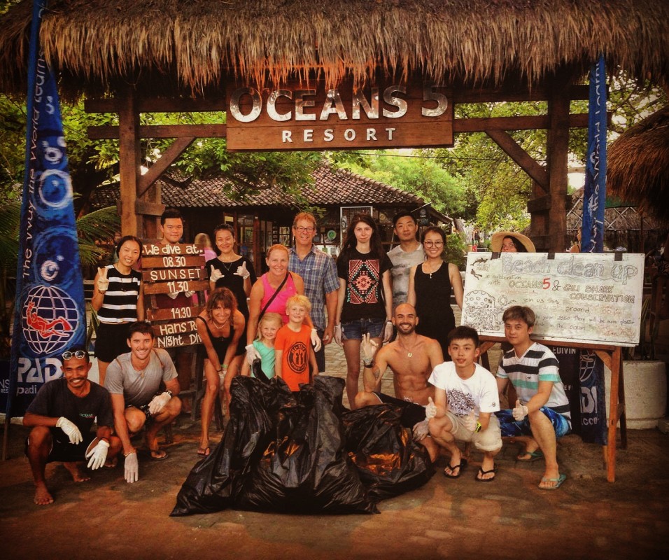 Gabriele Bonfa, a PADI Instructor brings together tourists to take responsibility for the rubbish they are creating.