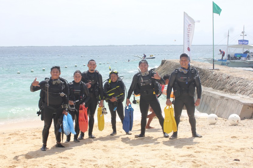 Divers ready for the cleanup and survey