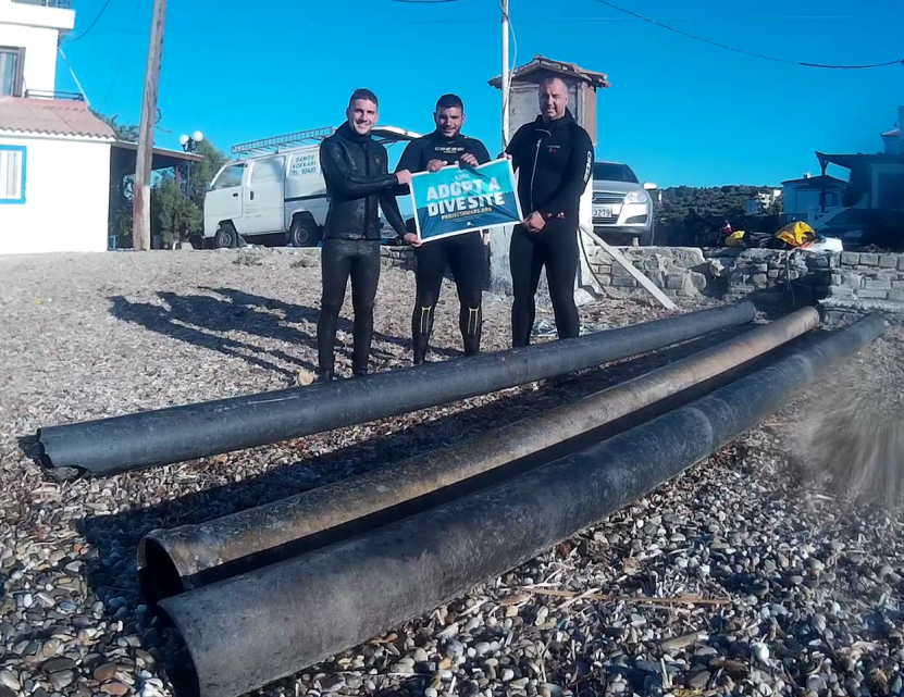 Four plastic pipes, 6 meters in lenght each, recovered