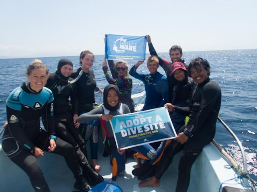 Blue Corner Dive Master Candidates Diving Against Debris