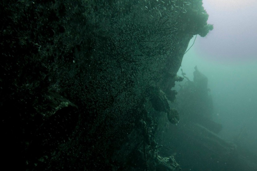  Divers against debris on El Mina wreck