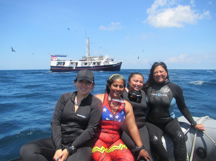 Mitzy, Claudia, Lizbeth y Dora saliendo de su primer buceo en el Golfo de California