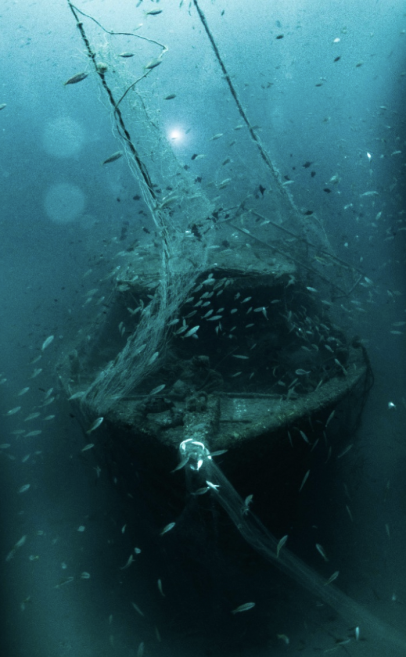 Wreck with nets, ready to clean up and dive!