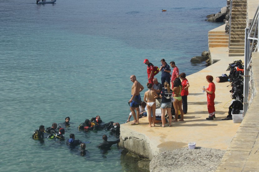 26 DIVERS AGAINST DEBRIS