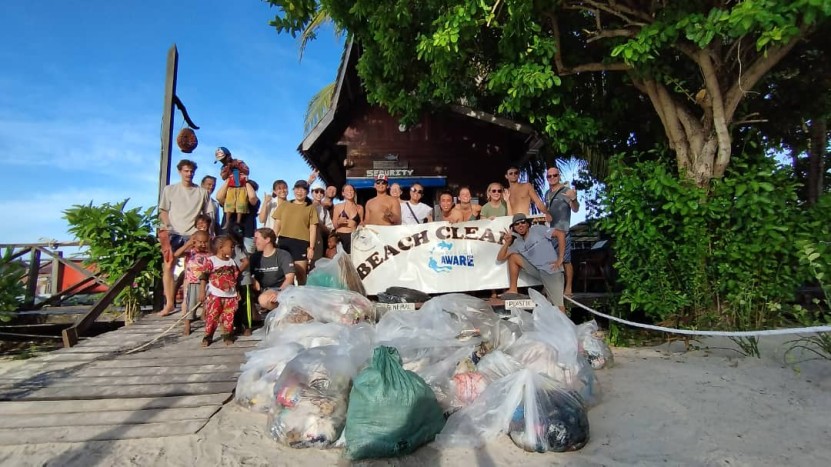 Happy beach cleaners!