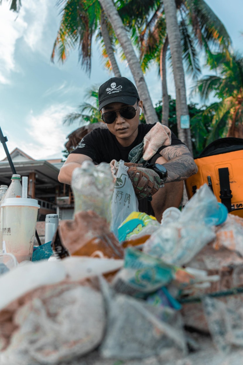 showing what debris on the beach